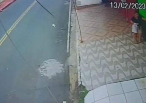 Criminoso chega 'de fininho' e rouba celular de mulher no Amazonas; vídeo