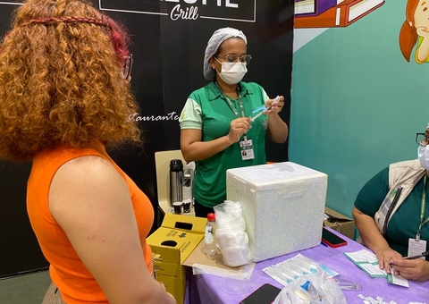 Campanha oferta vacinação contra a Covid em shopping de Manaus nesta sexta