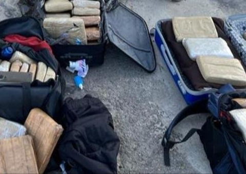 Mulher e outros dois passageiros são presos com 53 kg de drogas em barco no Amazonas