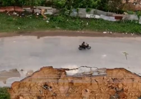 Motoristas furam bloqueio e se arriscam ao trafegarem por pista com cratera em Manaus