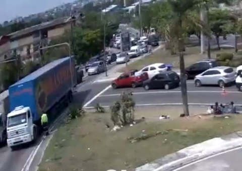 Carreta em pane bloqueia duas avenidas e causa o caos no trânsito em Manaus