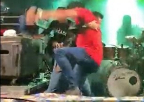 Vídeo: Palco desaba com influencer e banda de forró em festa junina
