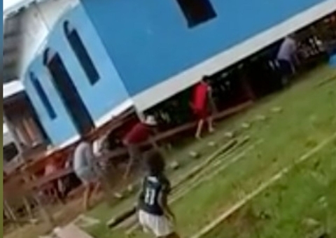 Vídeo mostra moradores carregando casa para fugir da seca no Amazonas