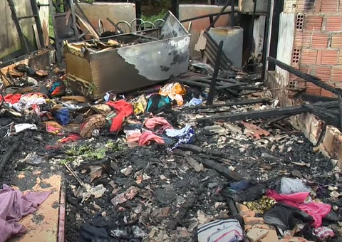 Idosa e criança dormiam quando criminosos atearam fogo em carro e casa em Manaus