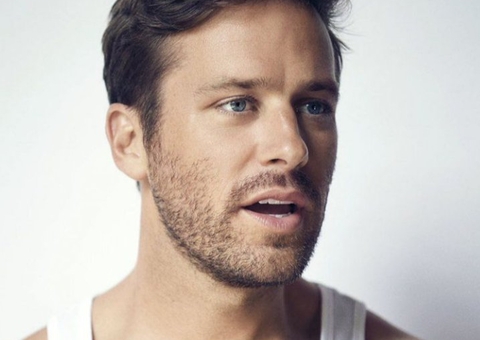 Armie Hammer é flagrado como vendedor de resort em meio a acusações de canibalismo e abuso