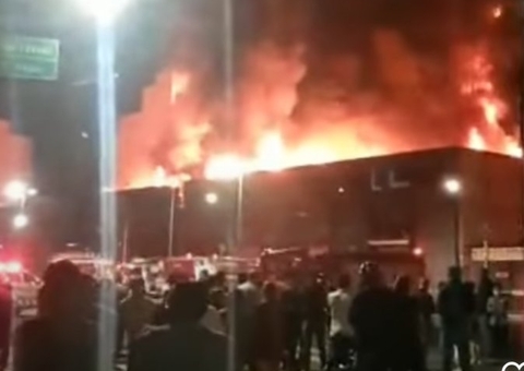 Vídeo: Incêndio atinge prédios na rua 25 de Março, em São Paulo