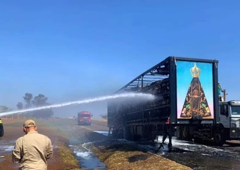 Caminhão fica em chamas e apenas imagem de Nossa Senhora fica intacta; vídeo