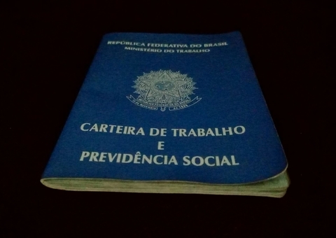 Em um ano, empregos com carteira assinada caem no Brasil