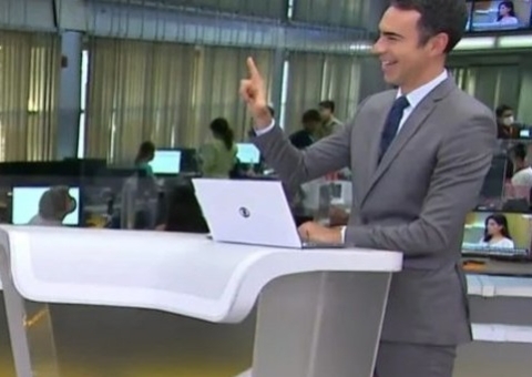 César Tralli faz ‘L’ com a mão durante Jornal Hoje e chama atenção de telespectadores