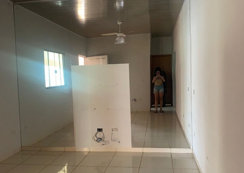 Mulher tira foto na casa de pai falecido e espírito aparece atrás dela