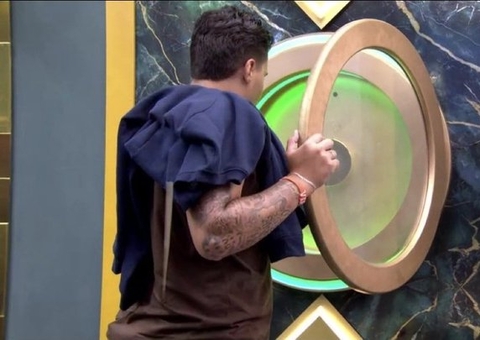 Pedro desiste do BBB após ser acusado de tentar beijar sister à força