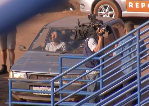 Aterrorizada com serial killer, família dorme em carro na frente de sede da força-tarefa