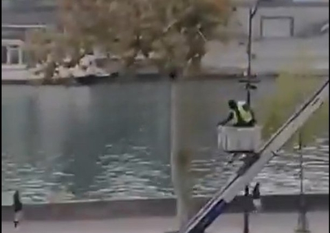 Novo vídeo mostra ladrões usando guindaste para fugir do Museu do Louvre