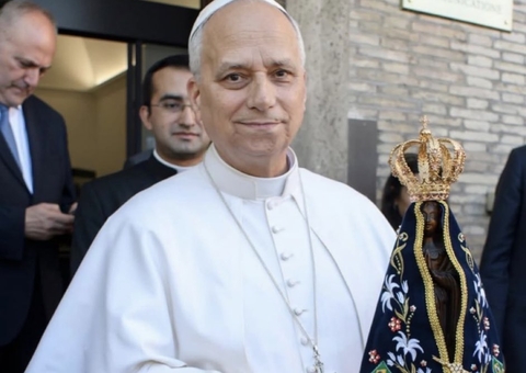 Papa Leão XIV abençoa imagem de Nossa Senhora Aparecida no Vaticano