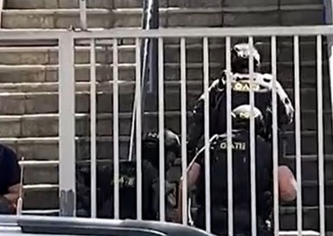 Marido que mantinha esposa como refém dentro de apartamento é morto pela polícia 