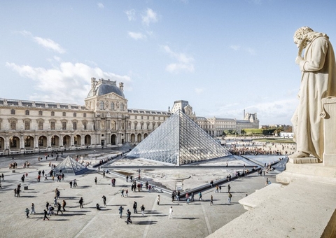 Museu do Louvre é alvo de roubo histórico; joias de Napoleão foram levadas
