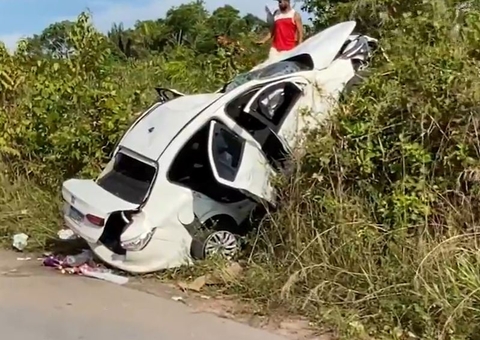 Homem morre e irmão fica ferido após carro bater em barranco e capotar na AM-010