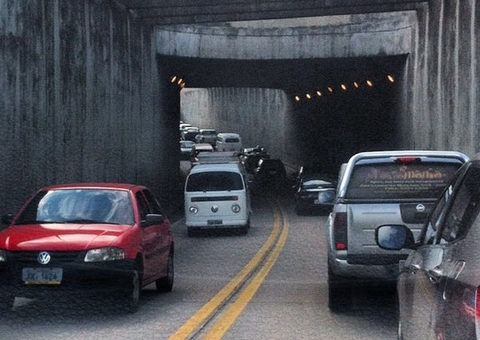 Acidente com ferido deixa trânsito parado na av. Darcy Vargas em Manaus