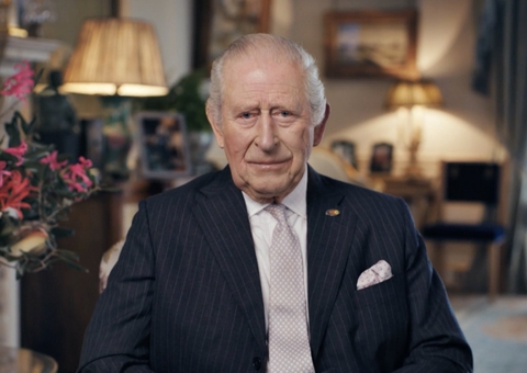 Rei Charles faz raro pronunciamento sobre tratamento contra câncer 