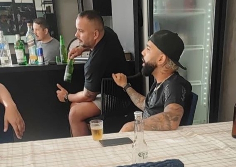 Gabigol é flagrado vestido com camisa do Corinthians e agita web