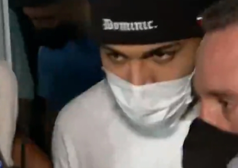 Gabigol tentou se esconder embaixo de mesa e foi arrogante com policiais