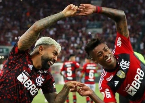 Bruno Henrique dá camisa do gol do Flamengo para repórter