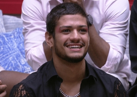 Após o BBB23, Gabriel Santana coloca lente de contato nos dentes e mostra resultado
