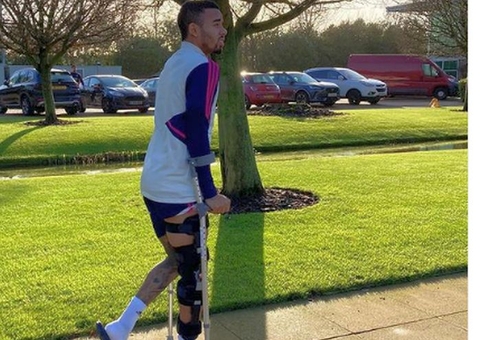 Gabriel Jesus posta foto de muletas e diz estar progredindo