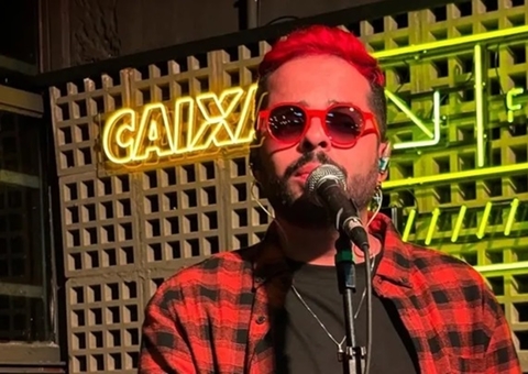 Cantor de 30 anos morre atropelado ao parar em acostamento de rodovia