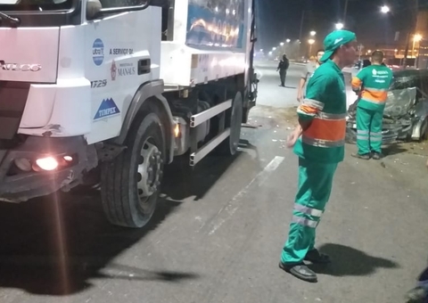 Carro fica destruído em acidente com caminhão de lixo em Manaus