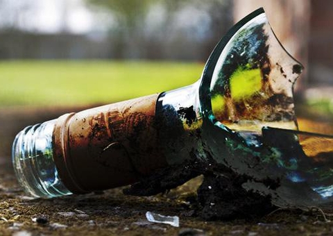Homem tenta matar a mulher a golpes de gargalo de garrafa em Manaus