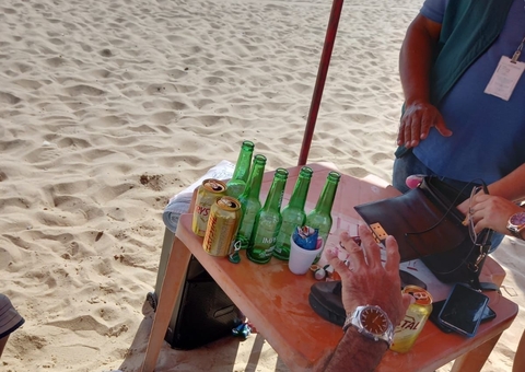 Prefeitura alerta para proibição de garrafas de vidro na Ponta Negra