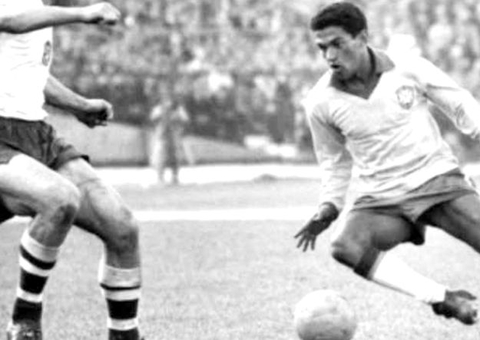Haitiano batizado em homenagem a Garrincha vive sonho de jogar no Brasil