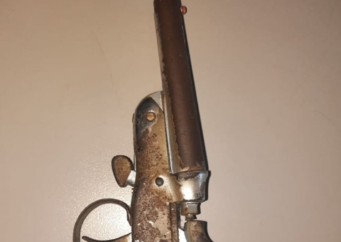 Dupla é presa com motocicleta roubada e arma após fazer arrastões em Manaus