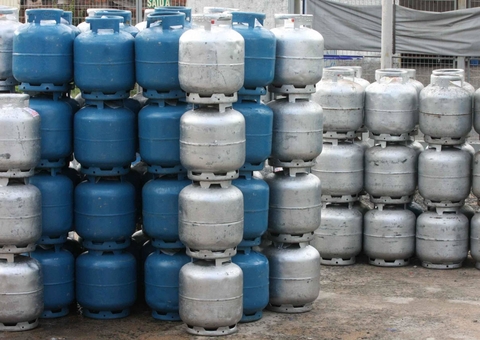 Privatizada há 1 dia, refinaria anuncia reajuste surreal no preço do gás de cozinha no Amazonas