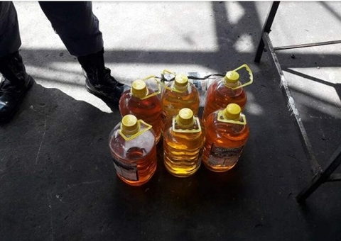 Galões com gasolina são apreendidos durante ataques do CV em Manaus