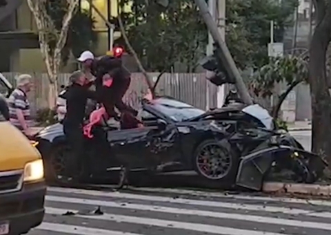 Vídeo: Gato Preto subiu em Porsche e foi segurado ao bater boca com vítima de acidente