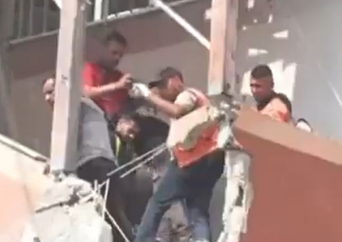 Vídeo: jornalistas morrem após Israel lançar míssil contra hospital em Gaza