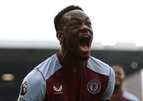 Atacante do Aston Villa é expulso após pisar nas costas de zagueiro