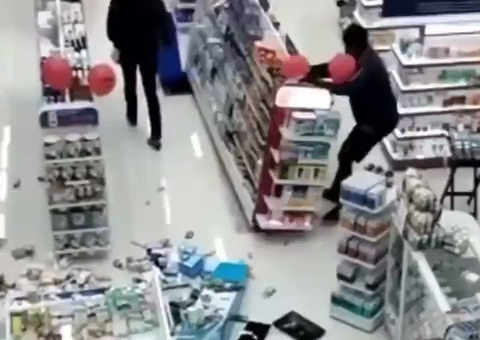 Vídeo: Homem fica furioso e destrói farmácia após ter receita recusada