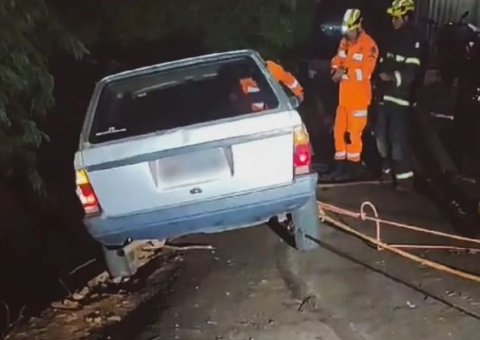 Motorista fica com pé no freio de carro por 1 hora para não despencar em ribanceira
