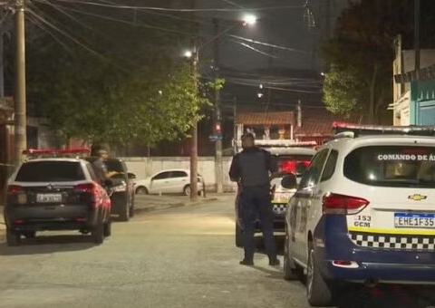 Adolescente mata pais e irmã adotivos após ter celular 'confiscado' durante castigo