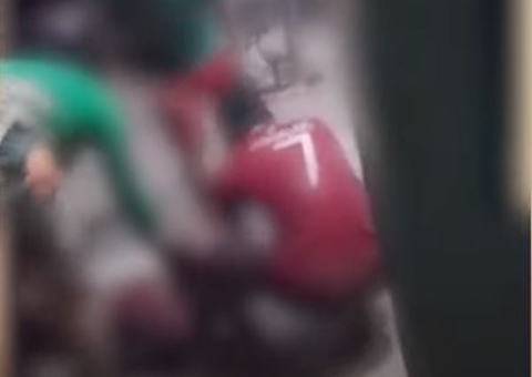 Jovem é executado com 10 tiros na frente dos irmãos ao voltar de futebol no Amazonas