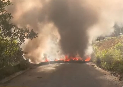 Ramal do Brasileirinho é bloqueado durante protesto de moradores em Manaus