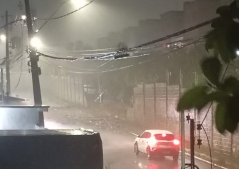 Muro de condomínio desaba durante temporal no Alvorada