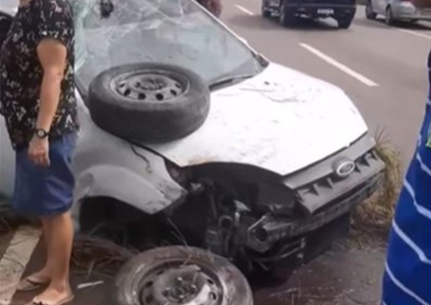 Rodas de carro 'voam' durante acidente com ferido na AM-070