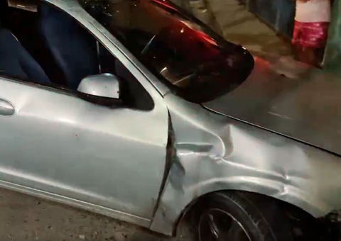 Casal é preso após roubar carro de motorista de app e capotar durante fuga em Manaus