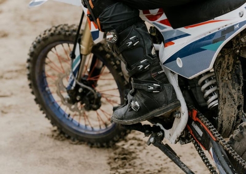 Sem capacete, homem bate cabeça e morre em acidente de moto no Amazonas