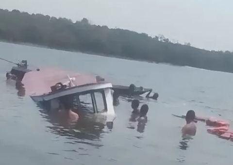 Barco com bebê e outras seis pessoas naufraga após acidente em Parintins