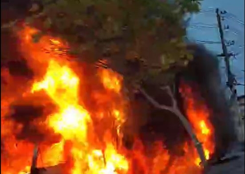 Vídeo mostra caminhão em chamas durante acidente com ferido no Santa Etelvina